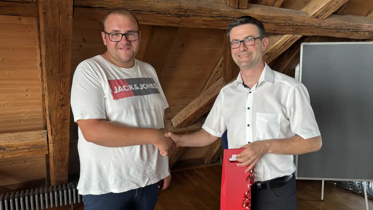 Der langjährige Stadtrat Jochen Binder (links) wird von Vellbergs Bürgermeister Jürgen Reichert mit einem Präsent verabschiedet.