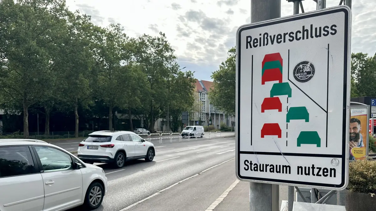Lederstraße Reutlingen Verkehr Umweltspur Auto Autos Radfahrer