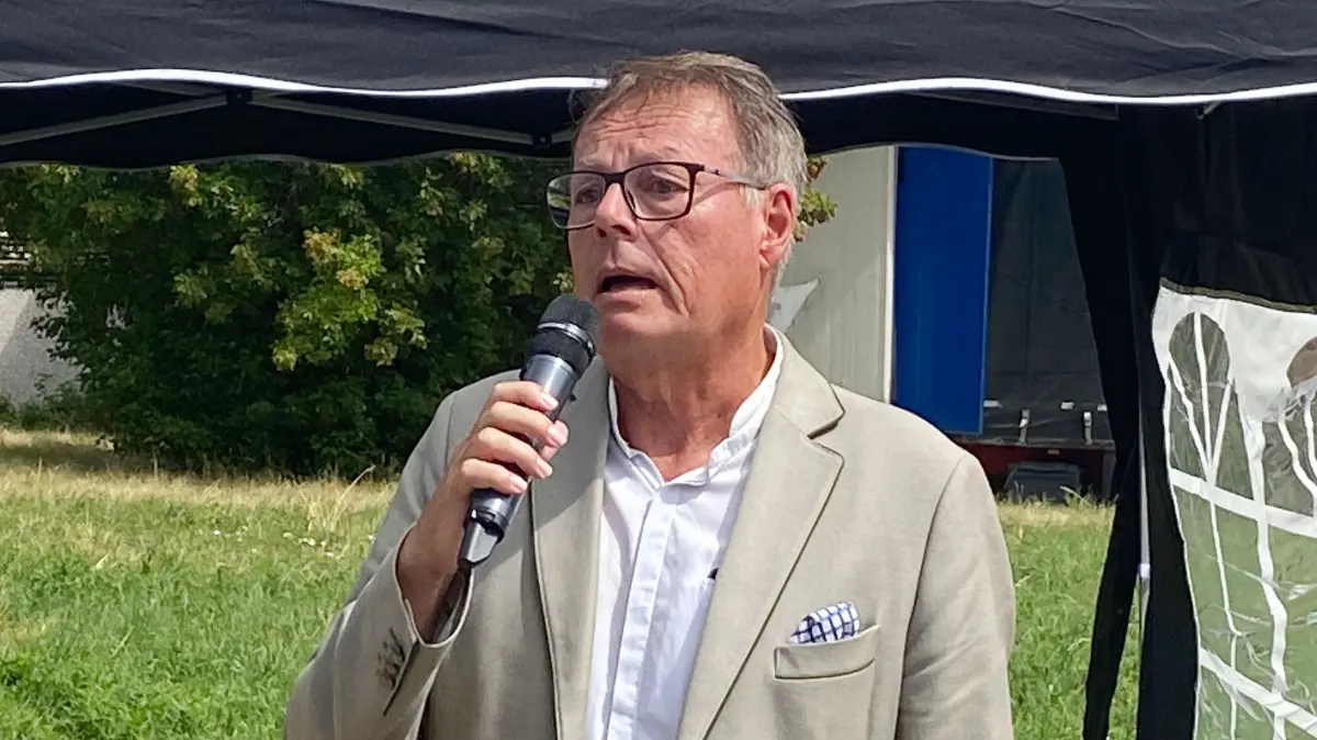 Regierungspräsident Klaus Tappeser bekräftigte am Montag in Hechingen: Der vierspurige Neubau der B27 im Steinlachtal wird kommen - "aber er wird noch auf sich warten lassen".