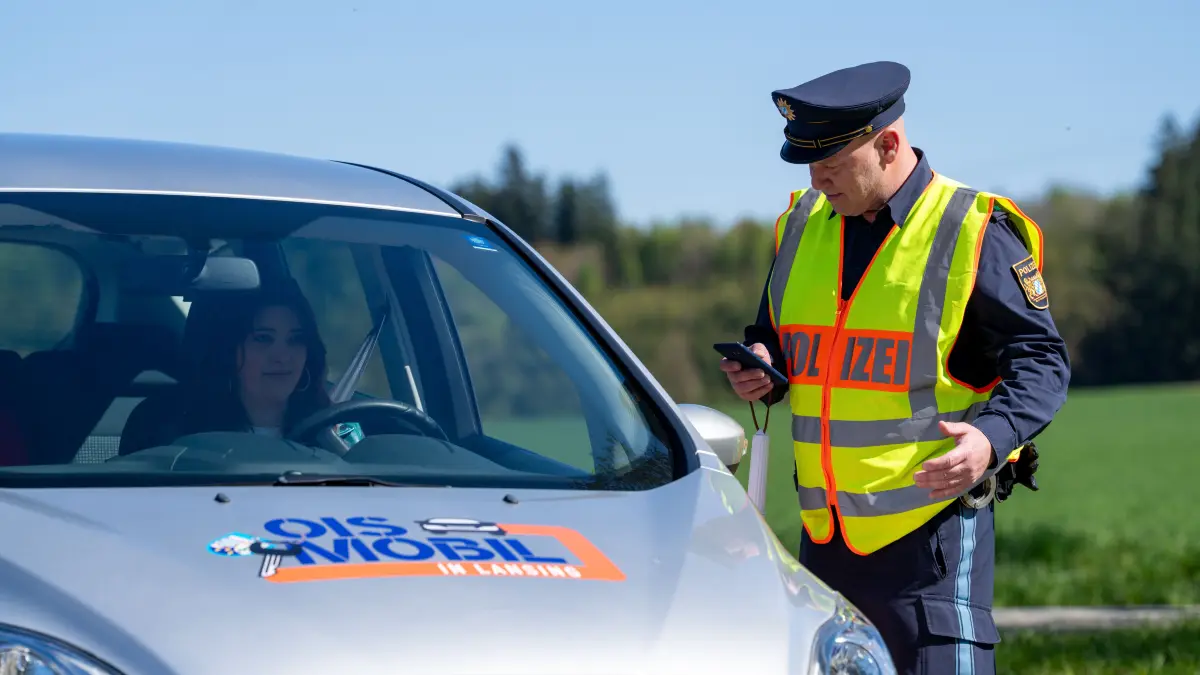 Bei „Dahoam is Dahoam“ endet Philipps (Philipp Schneider) Date mit Susi (Emily Kalwa) mit einer Polizeikontrolle.