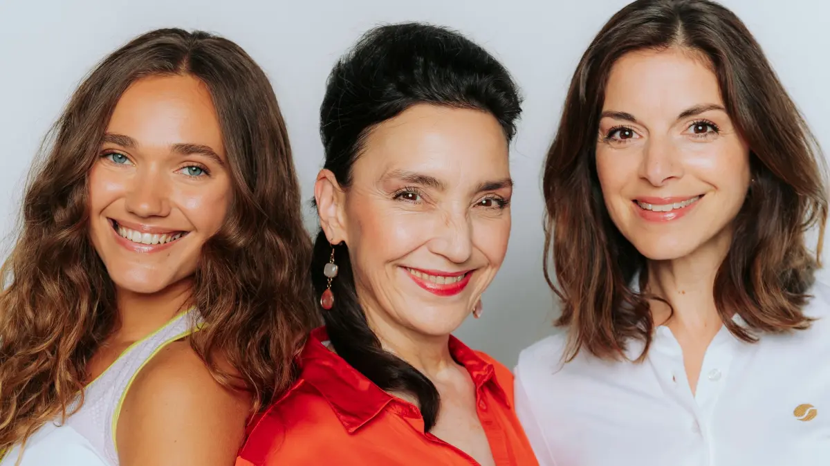 Um ihre Enkelin Joana (Josephine Martz) zu schützen, greift Simone (Tatjana Clasing) zu einer Notlüge – und täuscht sogar ihre eigene Tochter Gabriella (Bianca Hein) über den wahren Verlauf des Tennismatchs.