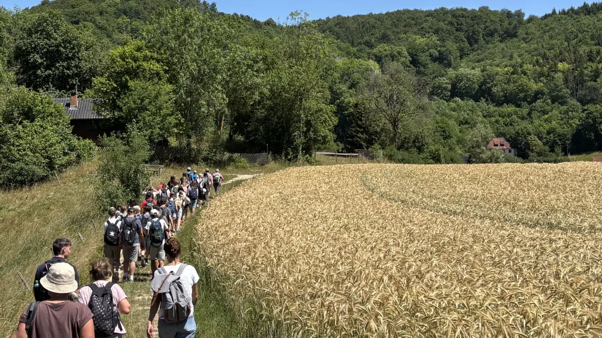 Am Pilgertag der Zwiefalter und Münsinger Firmanden war keine Wolke am Himmel. Die knapp 16 Kilometer führten an der Lauter entlang.