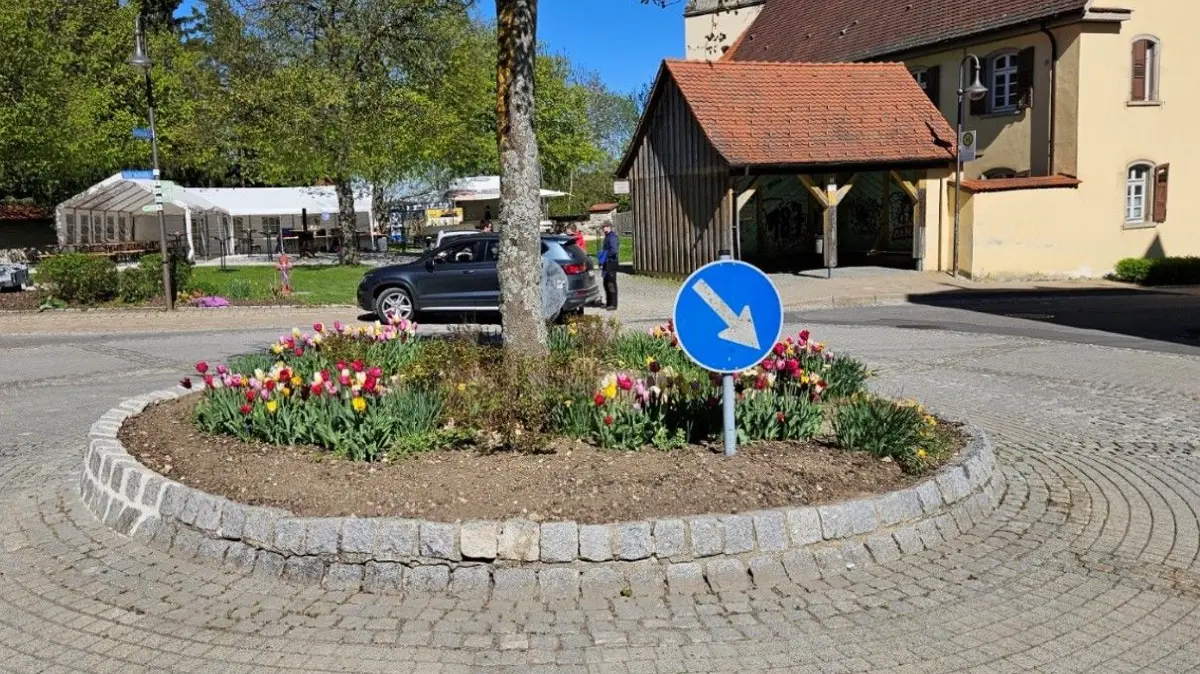 Im Vordergrund zu sehen: Der Kreisel, der wegkommen soll, stattdessen soll hier eine T-Kreuzung entstehen. Im Hintergrund: Die Bushaltestelle mit Wartehäuschen. Dort soll vor allem der Bodenbelag erneuert werden.