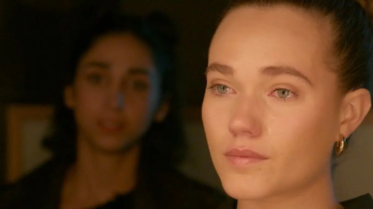 Leyla (Suri Abbassi) steht Joana (Josephine Martz) in ihrer schwersten Zeit zur Seite, ohne überhaupt zu wissen, welches Geheimnis ihre Freundin mit sich herumträgt.