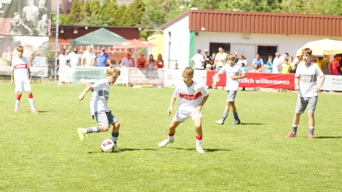 Die D-Junioren des VfB Stuttgart (weiß, hier im Spiel gegen die SGM Krautheim) als Turnierfavorit müssen schon früh im Viertelfinale die Segel streichen.