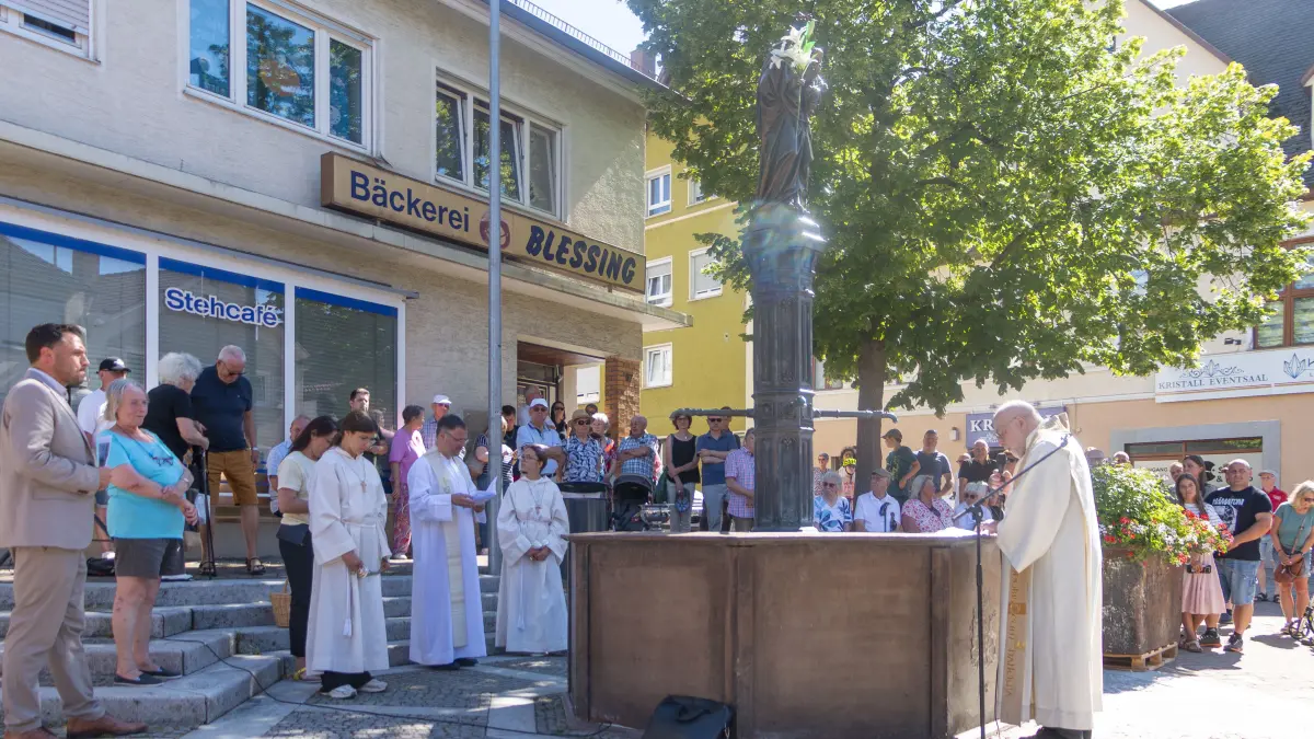 Deggingen - Einweihung des Marienbrunnens in der Degginger Ortsmitte