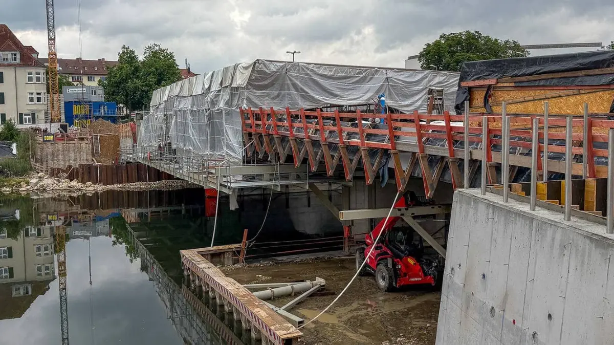Die Hängegerüste unter der Brücke werden entfernt. Danach steht unter der Gänstorbrücke wieder die vollständige Durchfahrtshöhe zur Verfügung.