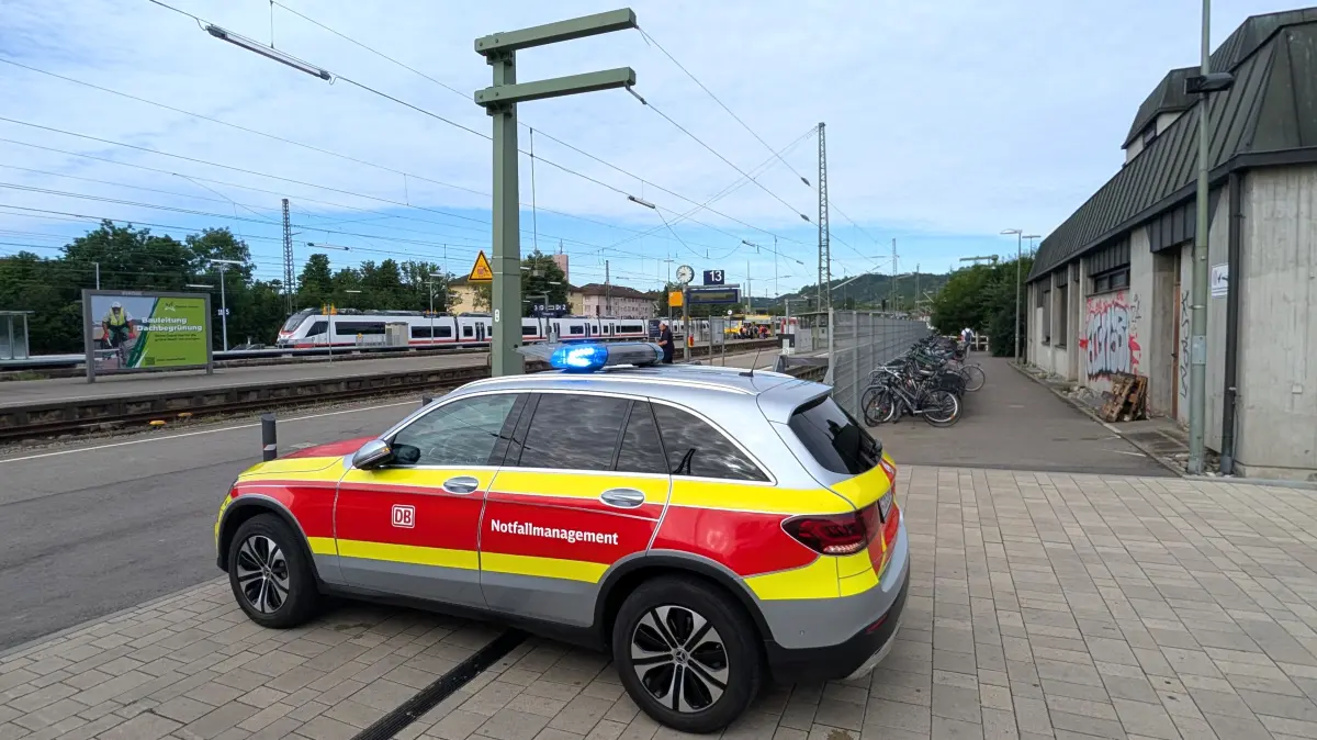Ein Einsatzfahrzeug der Bahn am Hauptbahnhof in Tübingen.