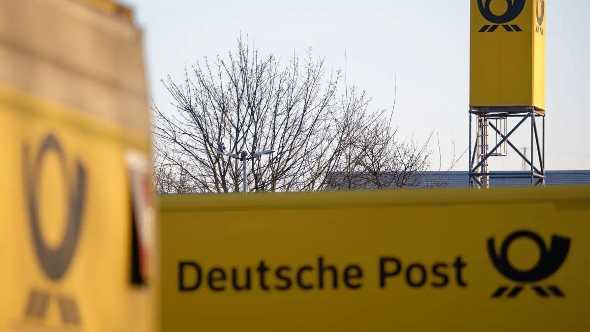 Briefzentrum der Post: ARCHIV - 06.03.2025, Nordrhein-Westfalen, Köln: Der Schriftzug "Deutsche Post" und ein Posthorn ist auf einem LKW vor dem Briefzentrum der Deutschen Post in Köln zu sehen. Die Deutsche Post hat ihre Briefzustellung verlangsamt, nutzt dabei den gesetzlichen Spielraum nicht aus. (zu dpa: «Warum an manchen Tagen gar keine Briefe im Briefkasten sind») Foto: Henning Kaiser/dpa +++ dpa-Bildfunk +++