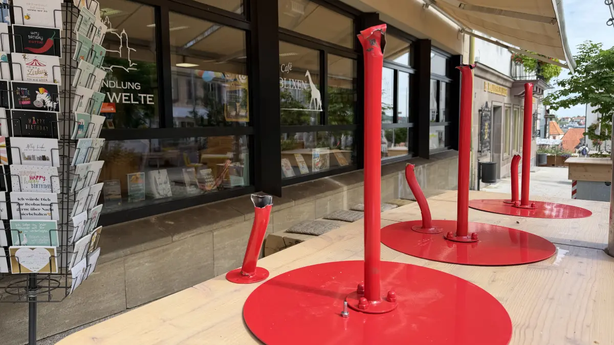 Teresa Welte, Inhaberin der gleichnamigen Buchhandlung am Hechinger Marktplatz, hat die zerstörten Tische am Montagvormittag noch sichtbar als, wie sie sagt, „Mahnmal“ vor dem Geschäft stehen lassen.