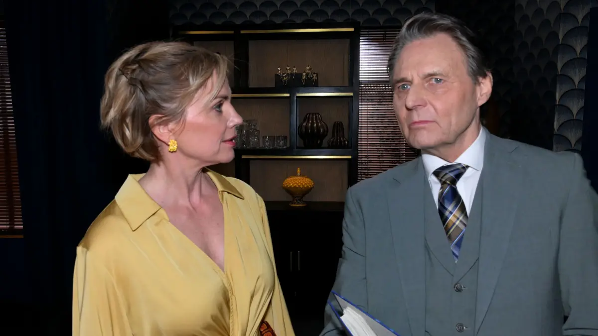 Yvonne (Gisa Zach) veräppelt Jo Gerner und gibt sich als Vivian Rabe aus.