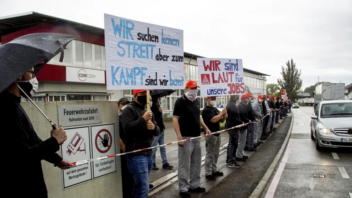 (ohne Überschrift): Vorsicht: Dieses Foto ist möglicherweise nur für den einstigen Verlag Schwäbisches Tagblatt verwendbar. Rottenburg, Belegschaft von MAG IAS Corcom protestiert gegen die angekündigte Schließung der Niederlassung, Donnerstag, 24.9.20, Bild: Martin Zimmermann