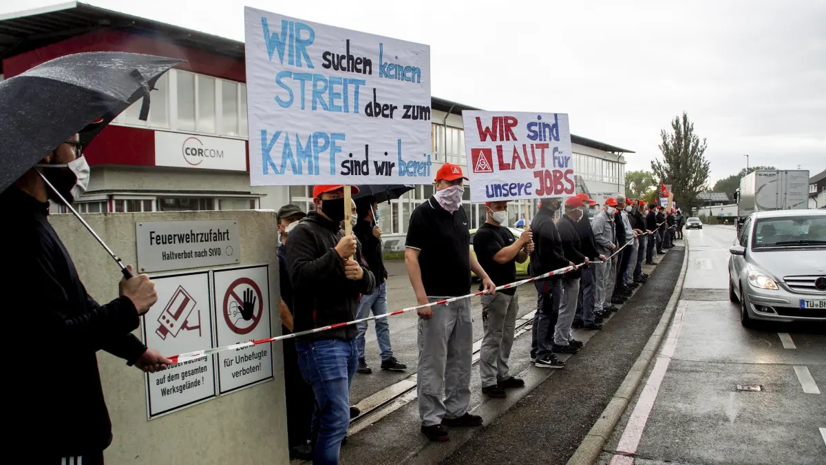 (ohne Überschrift): Vorsicht: Dieses Foto ist möglicherweise nur für den einstigen Verlag Schwäbisches Tagblatt verwendbar. Rottenburg, Belegschaft von MAG IAS Corcom protestiert gegen die angekündigte Schließung der Niederlassung, Donnerstag, 24.9.20, Bild: Martin Zimmermann