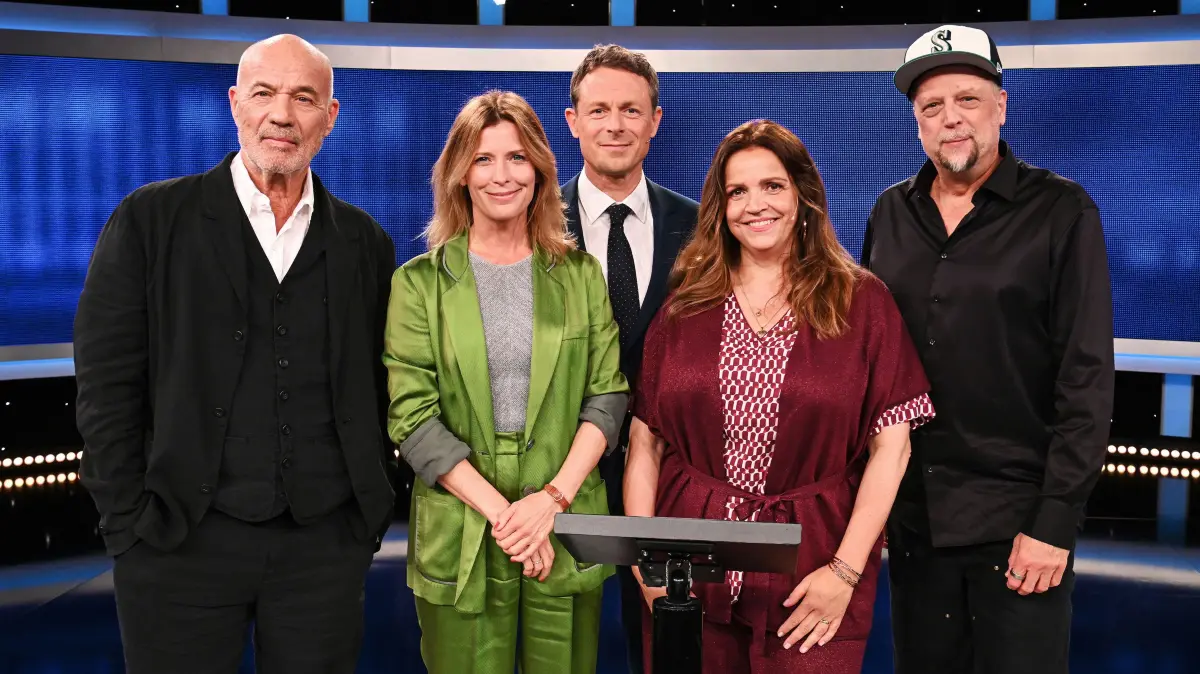 Moderator Alexander Bommes mit den Kandidaten (v. l. n. r.): Heiner Lauterbach, Valerie Niehaus, Rebecca Immanuel und Smudo.