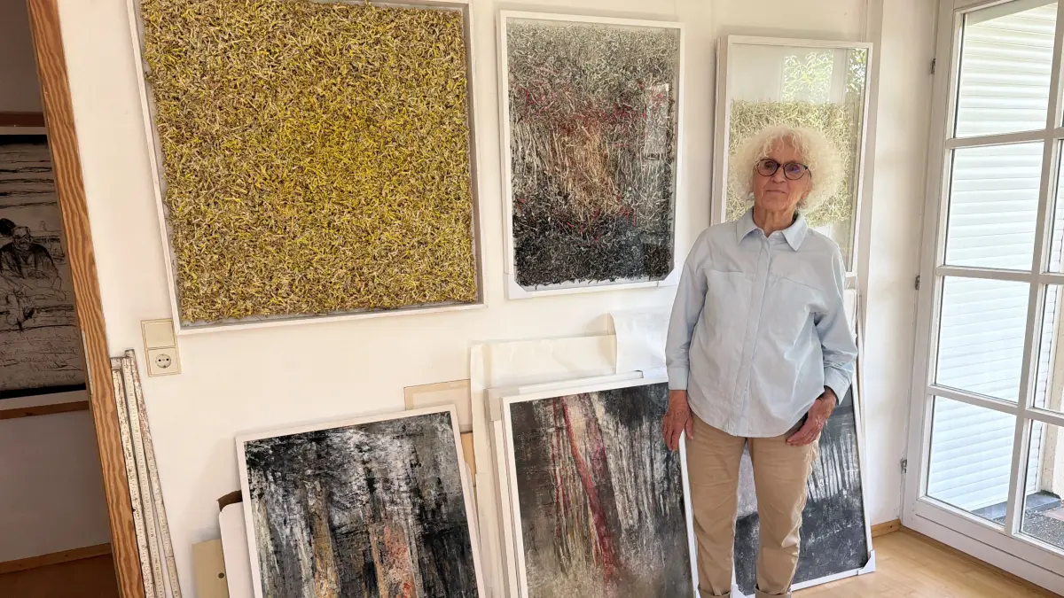 Käthe Rominger-Schneider aus Albstadt beschäftigt sich als Künstlerin seit einigen Jahren mit Schriften, die sie zerlegt und neu zu Kunstwerken zusammenfügt.