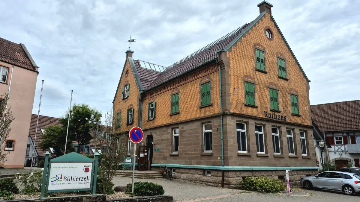 Die gemeinsame Kämmerei der beiden Kommunen ist im Bühlerzeller Rathaus untergebracht. Ab 2028 haben die Gemeinden jeweils wieder eigenes Personal für die Finanzverwaltung, und separate Standorte.