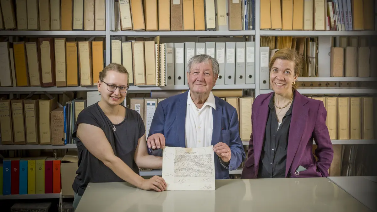 Schwörhaus: Stadtrat Hans-Walter Roth übergibt dem Stadtarchiv eine Urkunde Kaiser Maximilians I. aus dem Jahr 1513