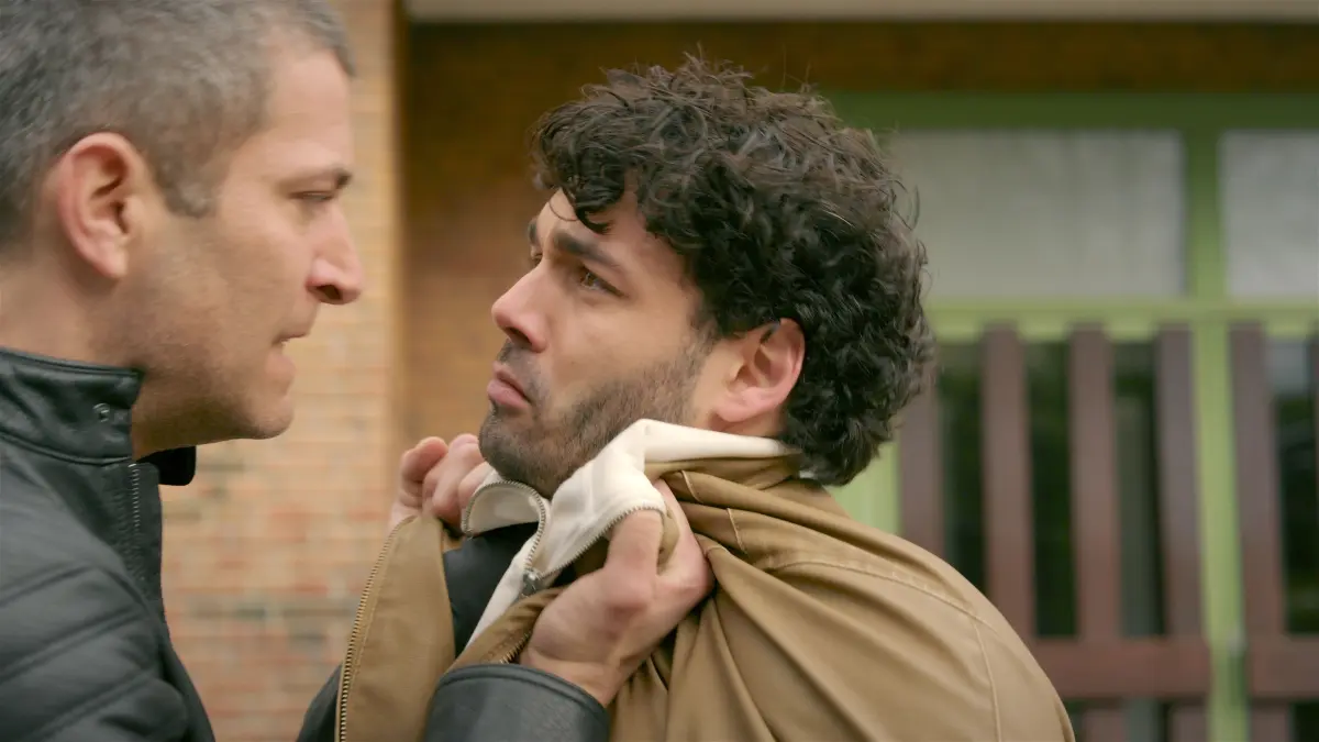 Dragan (Florian Thunemann, l.) ist der Vater von Nick (Raphael Kalkowski).