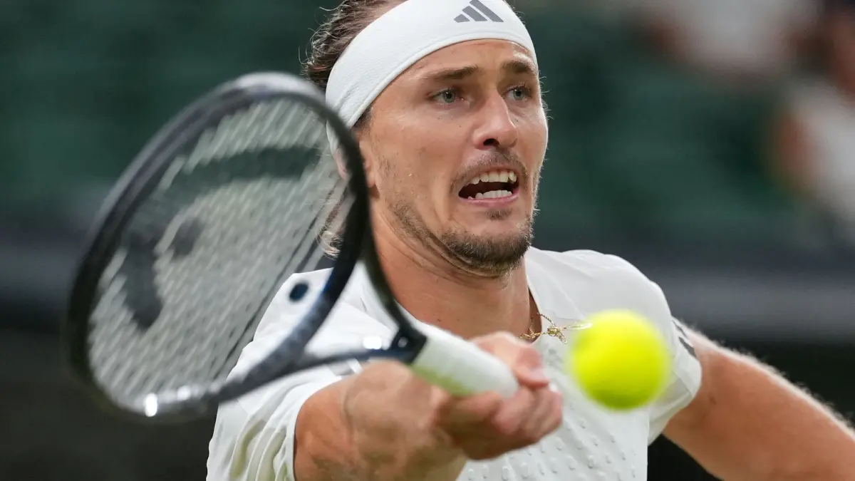 Wimbledon 2026: 06.07.2026, Großbritannien, London: Tennis, Grand Slam, ATP-Tour, Wimbledon, Einzel, Männer, Achtelfinale, Lehecka (Tschechien) - Zverev (Deutschland). Alexander Zverev spielt einen Return. Foto: Kirsty Wigglesworth/AP/dpa +++ dpa-Bildfunk +++