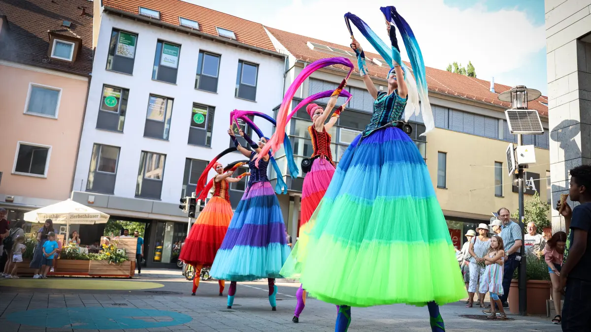 Wie im vorigen Jahr holt das diesjährige Kulturwochenende vom 23. bis 26. Juli wieder hochkarätige Künstlerinnen und Künstler in die Stadt, die den Besucherinnen und Besuchern ein buntes Programm bieten.