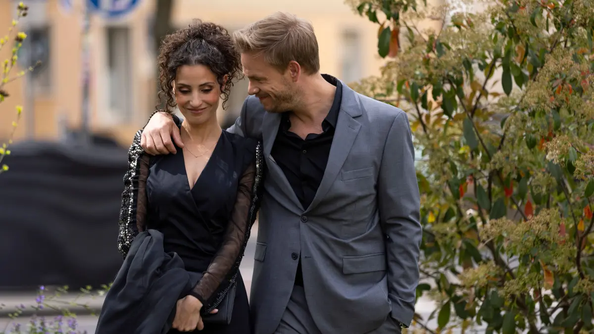 Naomi (Nadine Menz) gerät in Handlungsnot, weil ihr Ablenkungsplan zu misslingen droht. Rechts Alexander (Frederic Heidorn)