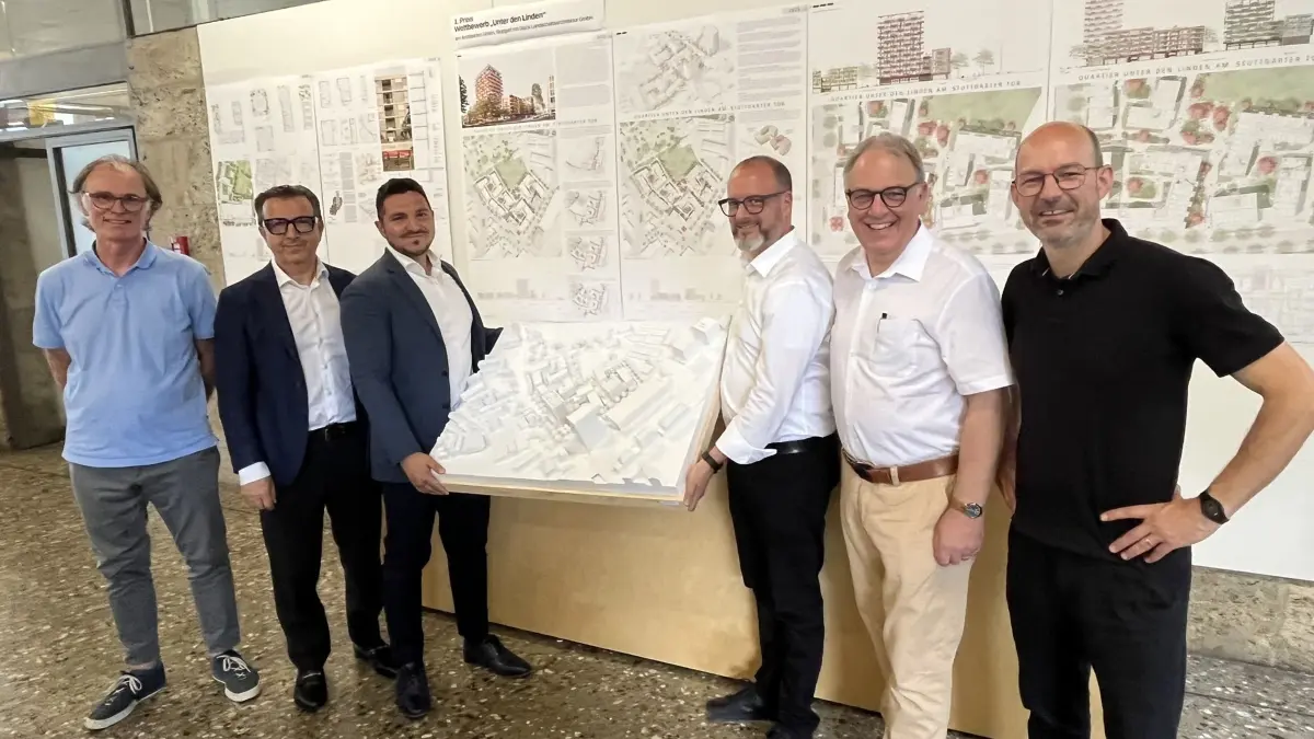 Freuen sich auf die Umsetzung (von links): Landschaftsarchitekt Michael Glück, die Investoren Kazim und Deniz Per, die Architekten von "a+r" Oliver Braun und Florian Gruner - zwischen ihnen OB Thomas Keck.