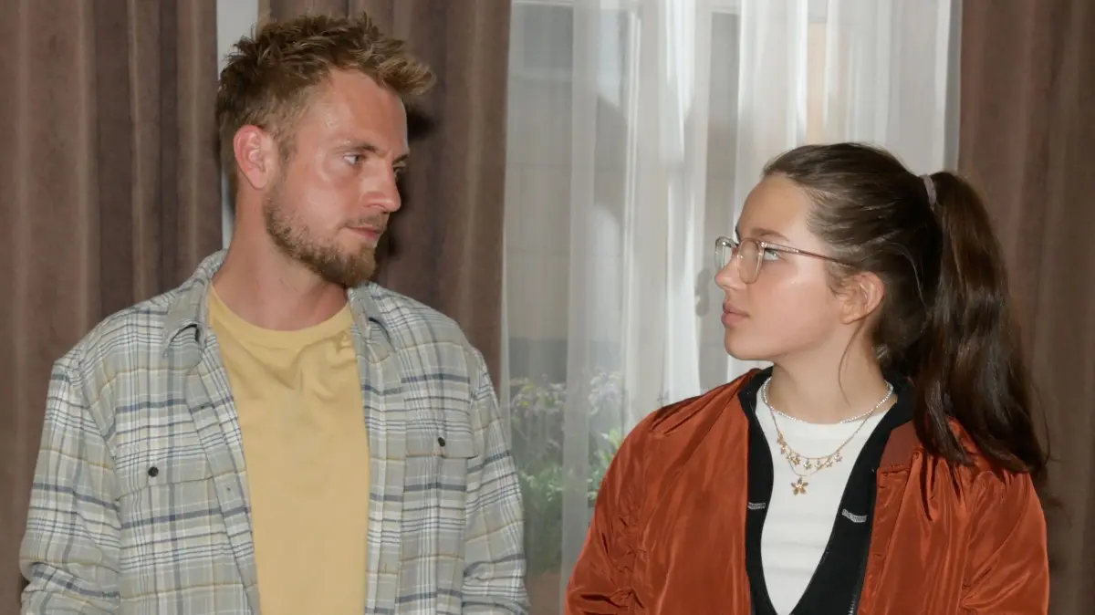 Paul schickt Kate nach Singapur, damit sie sich dort die Anwaltskosten finanzieren kann.