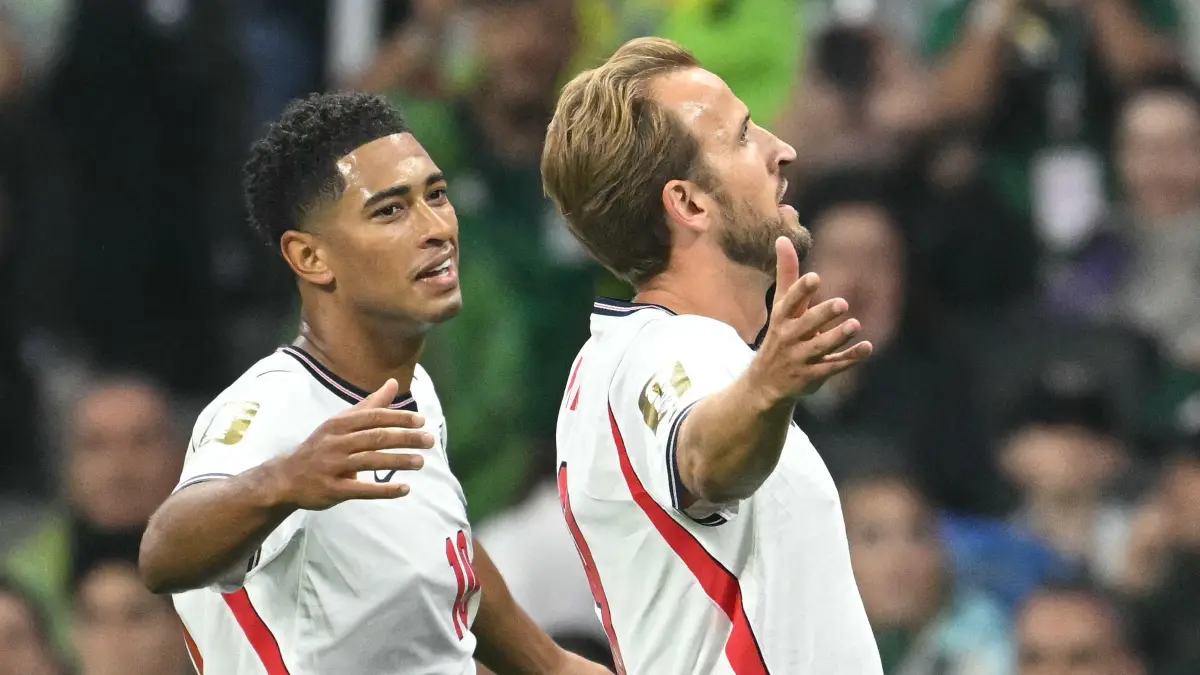 FBL-WC-2026-MATCH92-MEX-ENG: cEngland's midfielder #10 Jude Bellingham (L) celebrates scoring his team's first goal with teammate forward #09 Harry Kane (R) during the 2026 World Cup round of 16 football match between Mexico and England at the Mexico City Stadium in Mexico City on July 5, 2026. (Photo by Yuri CORTEZ / AFP)