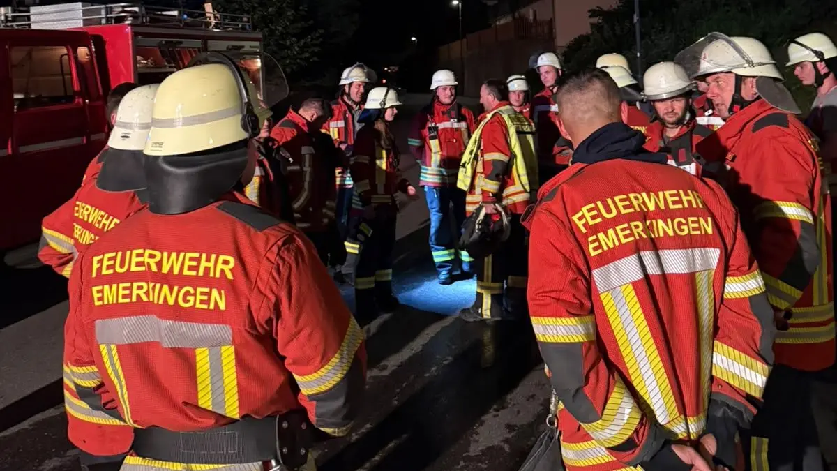 Mehr als 40 Feuerwehrleute aus Munderkingen und Emerkingen waren am Montagabend in Emerkingen im Einsatz.
