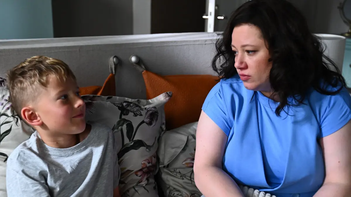 Vanessa (Julia Augustin) erklärt ihrem Sohn Henry (l.), dass sie sich scheiden lässt.