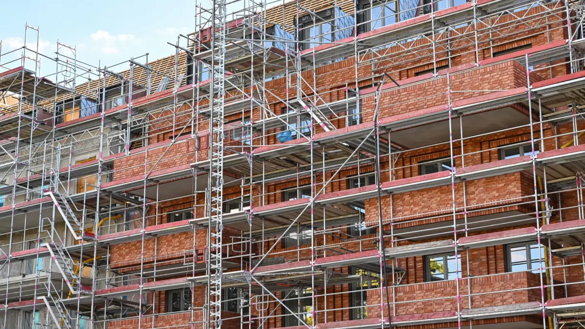 Wohnungsbau: ARCHIV - 09.06.2024, Brandenburg, Frankfurt (Oder): Baustelle eines Mehrfamilienhauses mit neuen Wohnungen. (zu dpa: «Wohnungsbau in NRW stockt – Baukosten bremsen Neubau aus») Foto: Patrick Pleul/dpa +++ dpa-Bildfunk +++