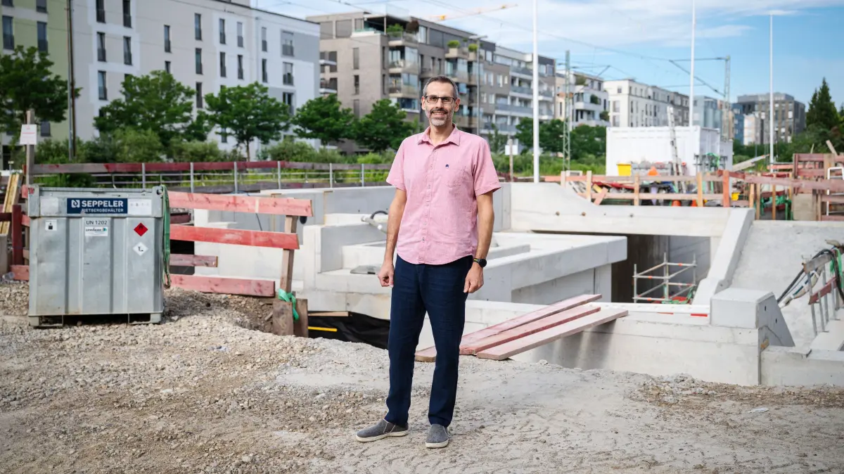 Mirco Sarcoli. Tiefbau-Chef, auf der Baustelle im alten Güterbahnhof-Areal