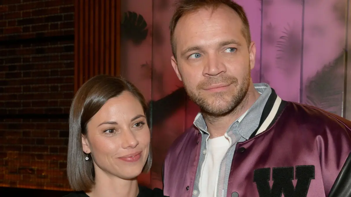 Matilda und Erik zeigen bei GZSZ ihr frisches Liebesglück.