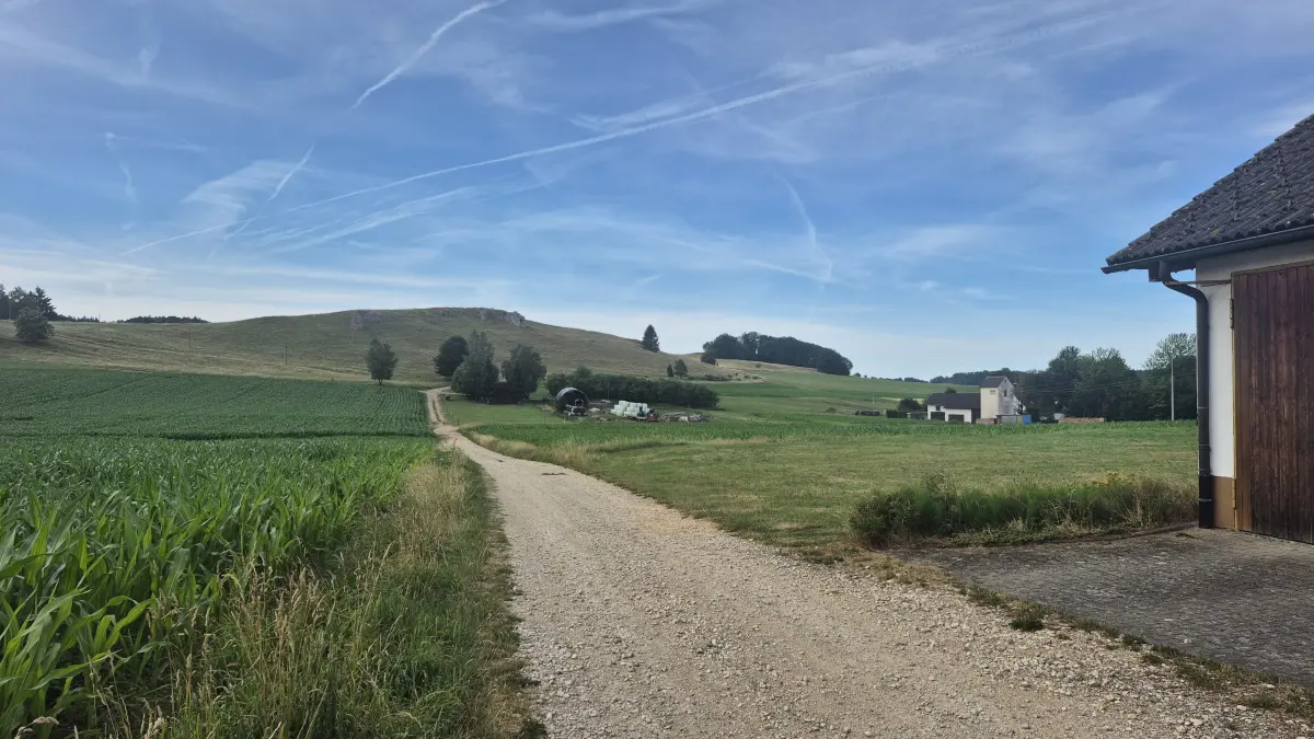 Ein Feldweg in Donnstetten sorgt für Diskussionen. Die Gemeinde möchte ihn in den Bebauungsplan für das neue Wohngebiet Schelmenländer aufnehmen, doch die Behörden lehnen das ab. Damit würden elf Bauplätze wegfallen.
