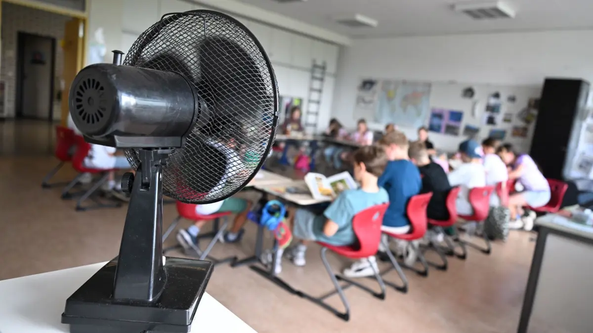 Wetter in Baden-Württemberg - Hitze im Klassenzimmer: 07.07.2026, Baden-Württemberg, Stuttgart: Ein Ventilator verschafft bei sommerlichen Temperaturen Abkühlung in einem Klassenzimmer einer vierten Klasse einer Grundschule. Foto: Bernd Weißbrod/dpa +++ dpa-Bildfunk +++