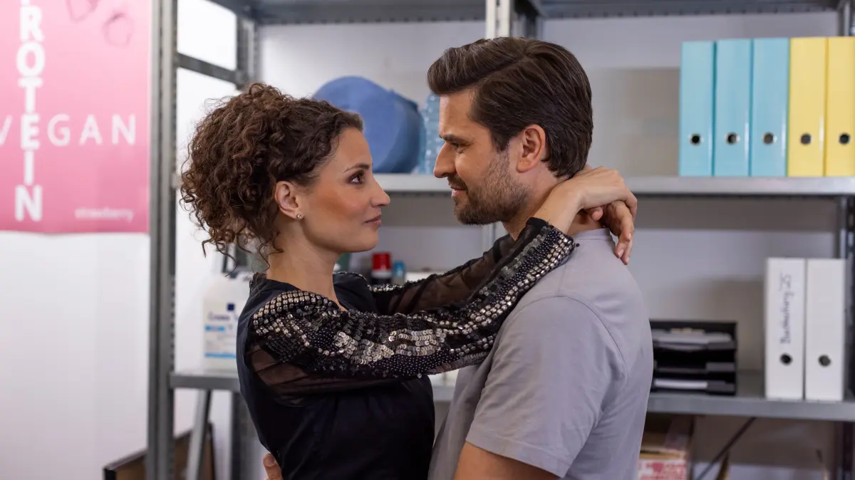 Naomi (Nadine Menz) und Paco (Milos Vukovic) fallen sich nach dem gelungenen Ablenkungsmanöver erleichtert in die Arme.