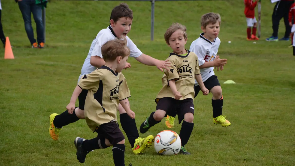 Rundschau-Cup 2016, Bambini: Rundschau-Cup 2016 in Eutendorf, Spielszenen Bambini-Turnier. SGM Eutendorf/Ottendorf gegen TSF Gschwend II