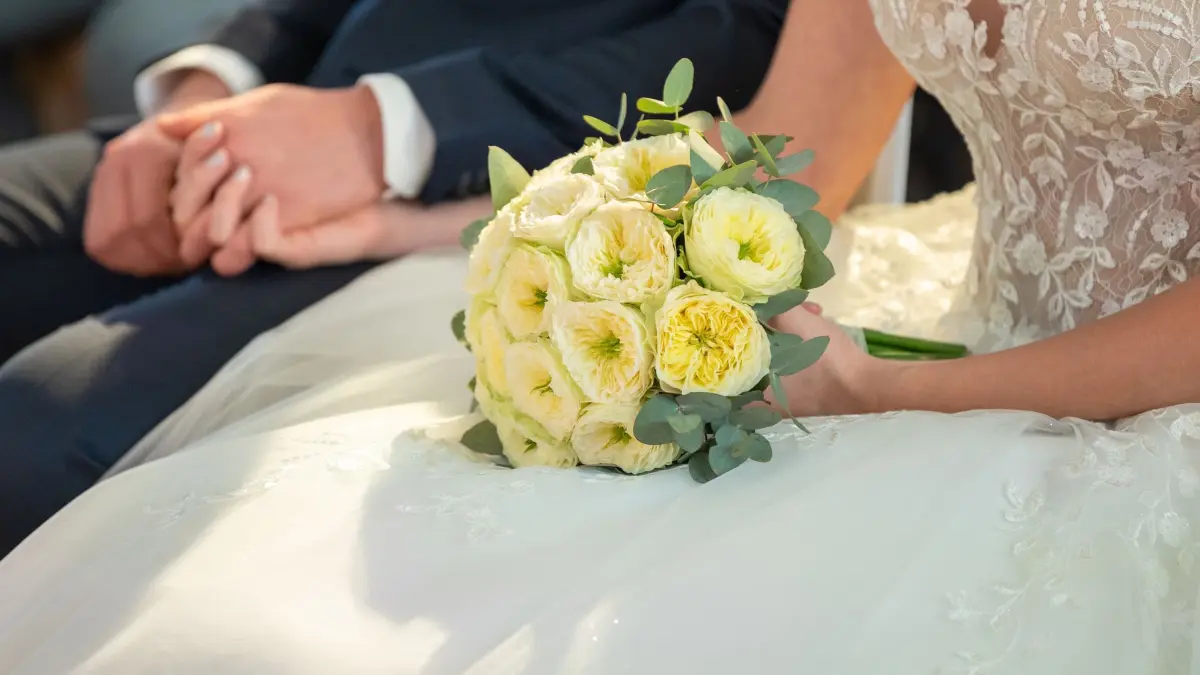 Hochzeit: ARCHIV - 04.09.2021, Baden-Württemberg, Lenzkirch: Ein Brautpaar hält sich während ihrer Trauung die Hände. (zu dpa: «Hamburg meldet so viele Hochzeiten wie seit 2019 nicht mehr») Foto: Silas Stein/dpa +++ dpa-Bildfunk +++