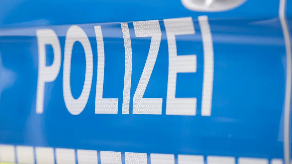 Symbolbild Polizei: ARCHIV - 25.08.2023, Hessen, Offenbach/M.: Der Schriftzug «Polizei» ist auf einem Streifenwagen zu lesen. (zu dpa: «Decke in ehemaligem Hotel in Boppard eingestürzt») Foto: Boris Roessler/dpa +++ dpa-Bildfunk +++