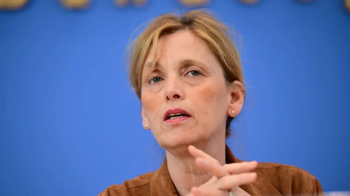 Bundesfamilienministerin Karin Prien (CDU) will ans Elterngeld ran - das ist nicht so einfach.