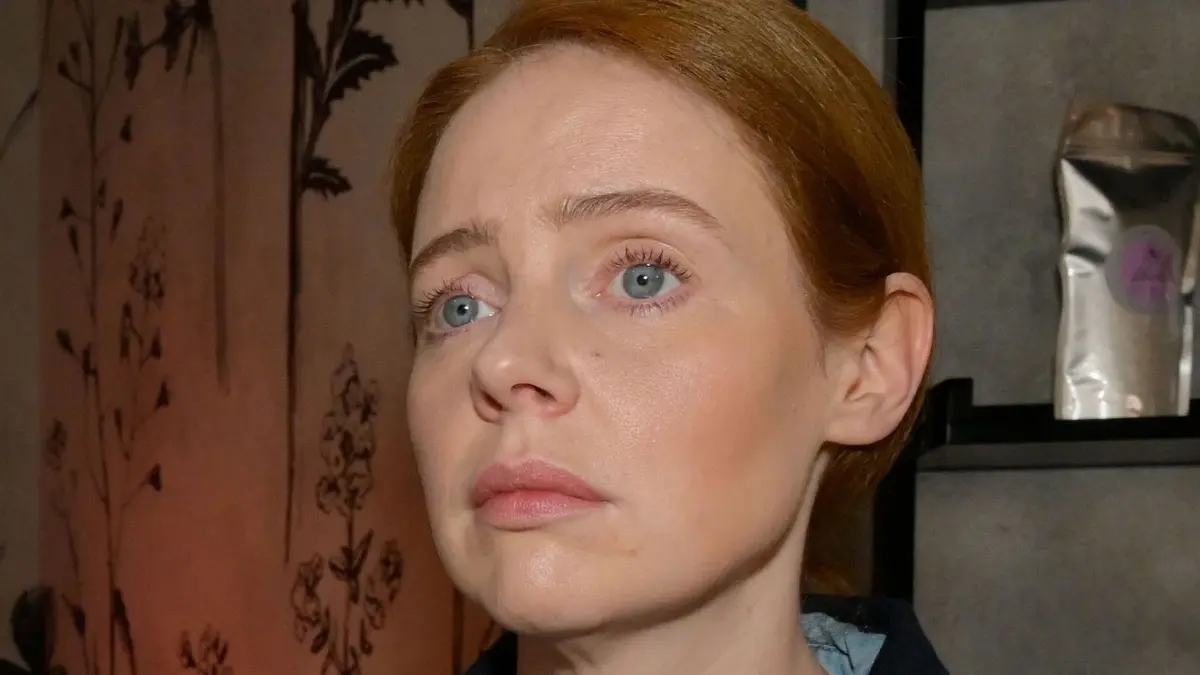 Toni (Olivia Marei) kann ihren Geburtstag nicht richtig genießen.