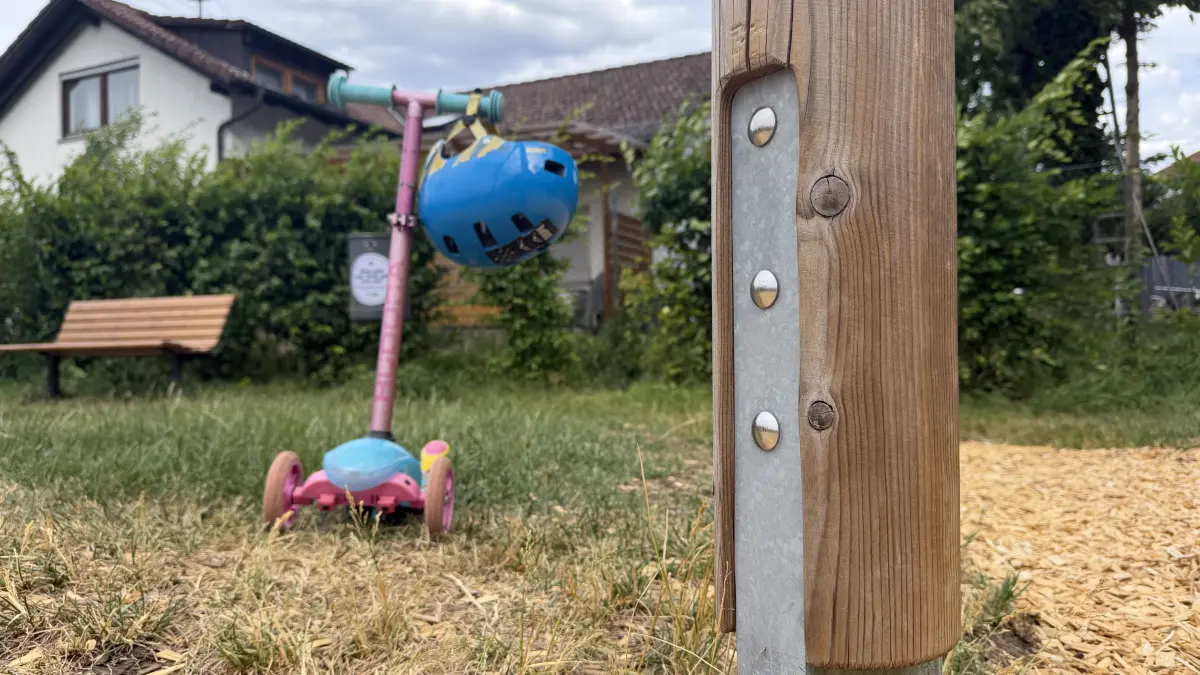 Der Betriebshof der Stadt hat die Schrauben an dem Spielgerät im Starzelpark wieder eingesetzt, nachdem sie zuvor entfernt worden waren.