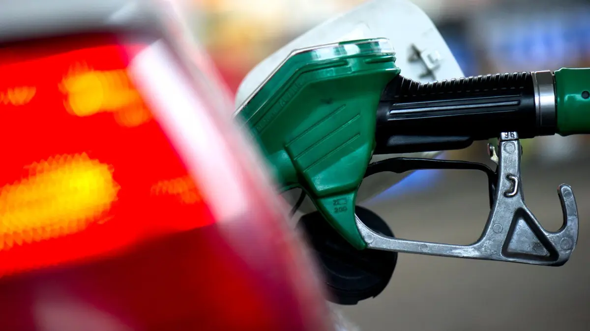 Tanken: ARCHIV - 21.02.2012, Sachsen, Dresden: An einer Tankstelle steckt ein Zapfstutzen einer Zapfsäule im Tank eines Autos. (zu dpa: «Tankstopp abseits von Autobahn lohnt sich in Rheinland-Pfalz») Foto: Arno Burgi/dpa-Zentralbild/dpa +++ dpa-Bildfunk +++