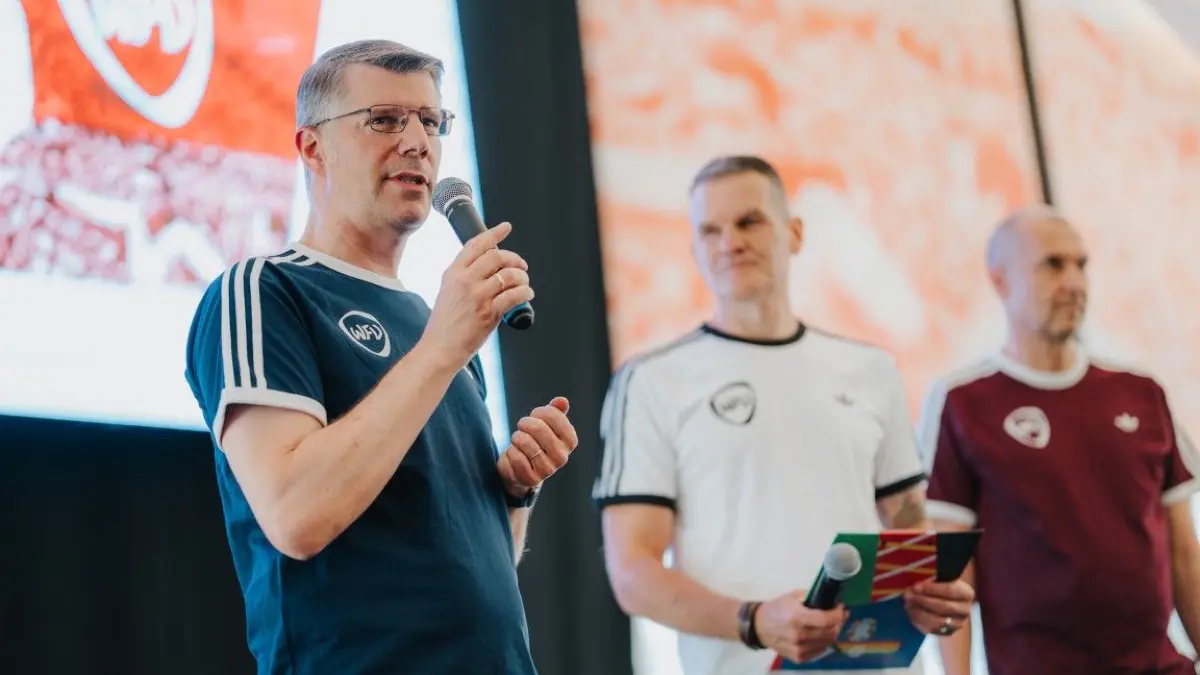 WFV-Präsident Matthias Schöck präsentiert bei einer internen Jubiläumsfeier im VIP-Zelt des SSV Ulm 1846 Fußball den neuen Markenauftritt des Württembergischen Fußball-Verbands.