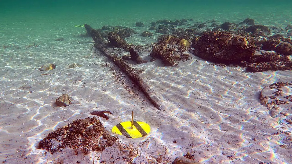 Ein Schiffswrack, das von den archäologischen Forschungstauchern dokumentiert wurde.