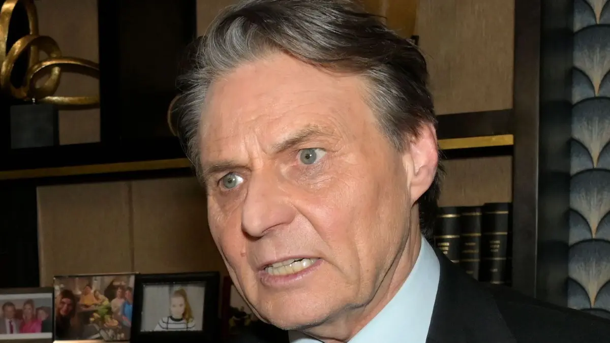 Jo Gerner (Wolfgang Bahro) hat die Teenager des Jugendclubs angezeigt.