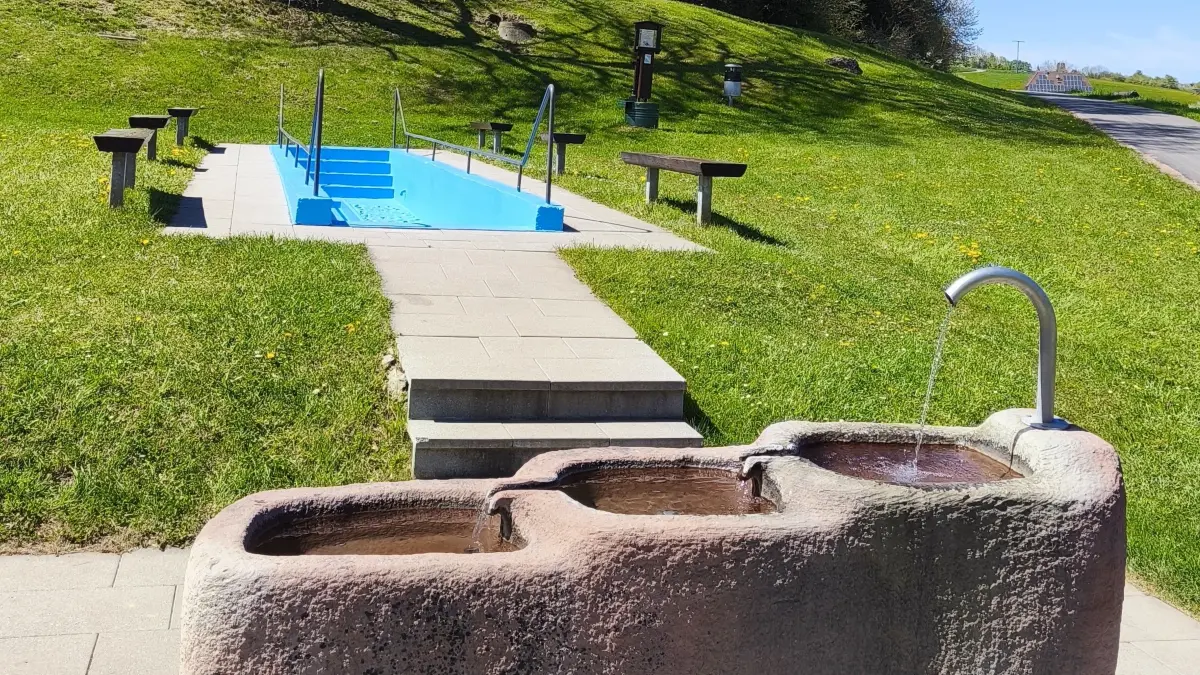 Die Wassertretanlage in Altheim mit Sandsteinbrunnen: Ein Ort, an dem Menschen im Sommer gerne verweilen. Am Wochenende ist die Anlage Mittelpunkt des Waldfests, zu dem "Pro Altheim" einlädt.