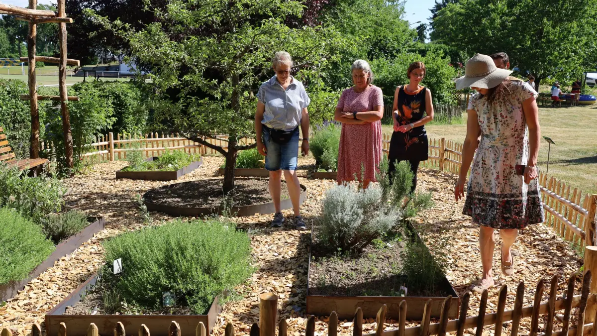 Besucher bewundern den neu angelegten Kräutergarten des Obst- und Gartenbauvereins.