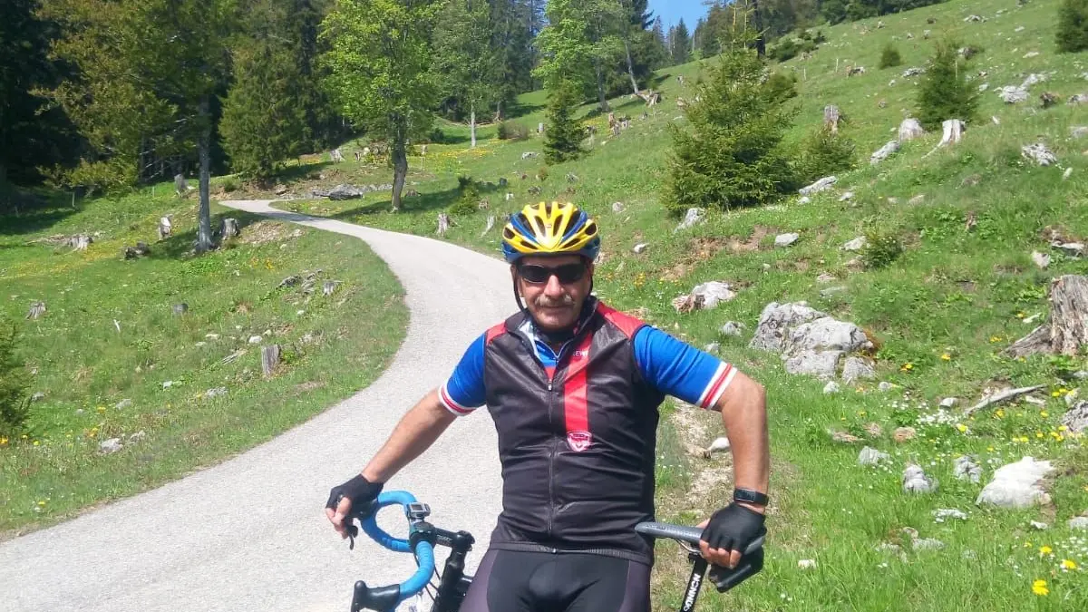 Charly Fesenmayer aus Vöhringen mit dem Rad in den Bergen.