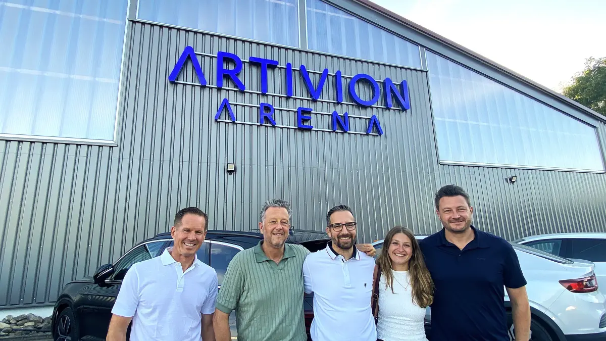 Sie sind stolz auf die frisch herausgeputzte "Artivion Arena" auf der Weiheranlage des Hechinger Tennisclubs (von links): 2. Vorsitzender Stefan Hipp, Vereinschef Oliver Unger, Artivion-Geschäftsführer Florian Tyrs, Janina Heinzelmann, Employer Branding Specialist bei Artivion, und CTS-Ladies-Open-Turnierdirektor Andreas Fechter.